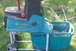 Location outil Broyeur de végetaux Électrique Bosch près de Nomain