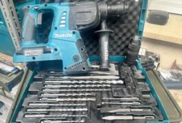 Location outil Burineur perforateur Électrique Makita près de Santec
