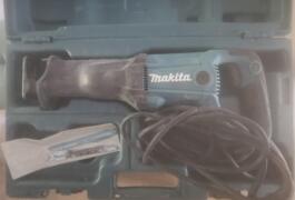 Location outil Scie sabre Électrique Makita près de Bailleul