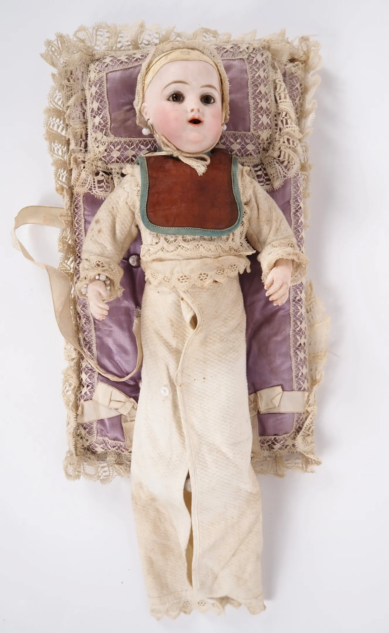 sur son lit de présentation d'origine avec ses bijoux et accessoires&nbsp;