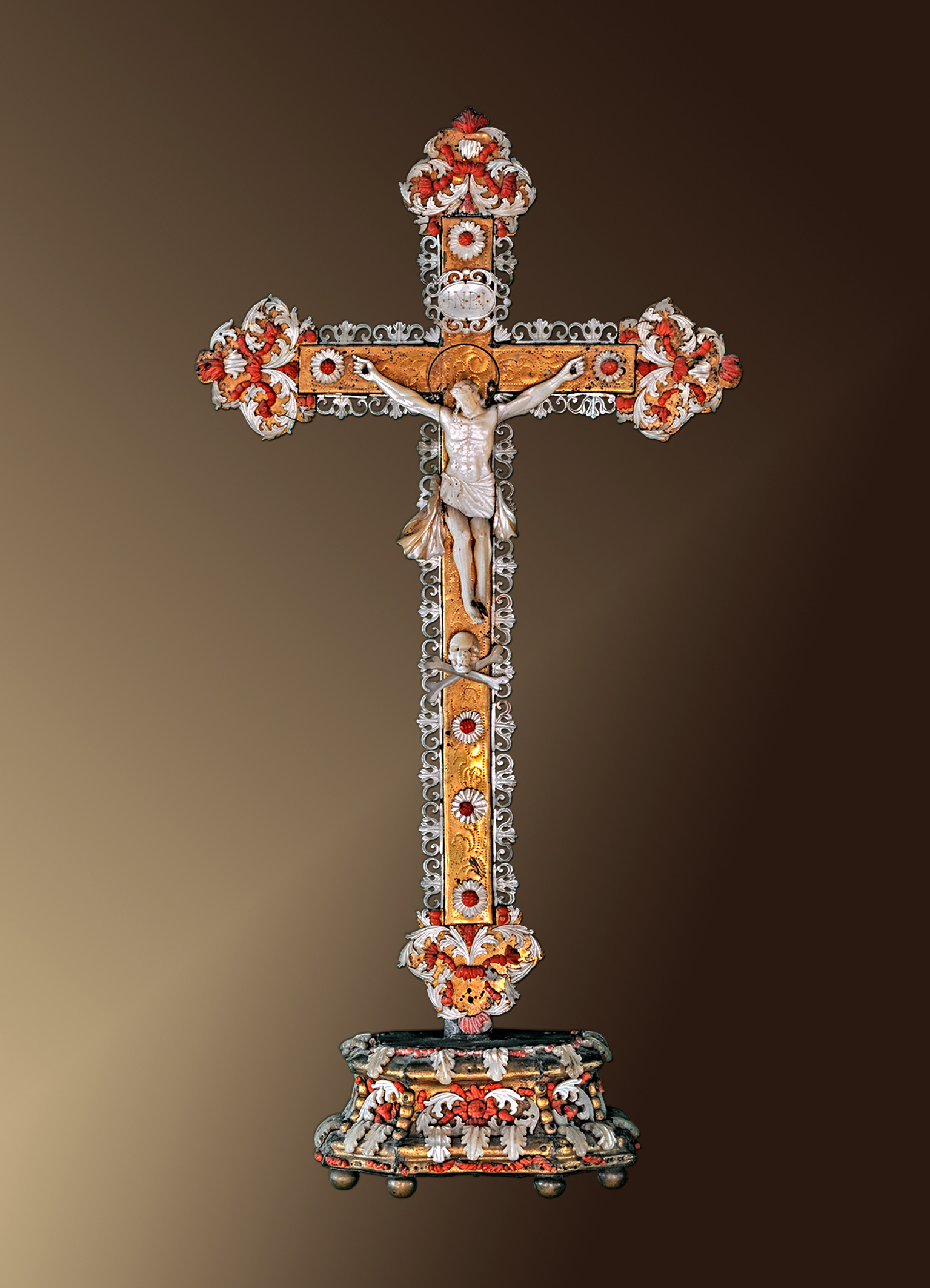 Croix d'autel en métal nacre et corail XVIIIème siècle Sicile