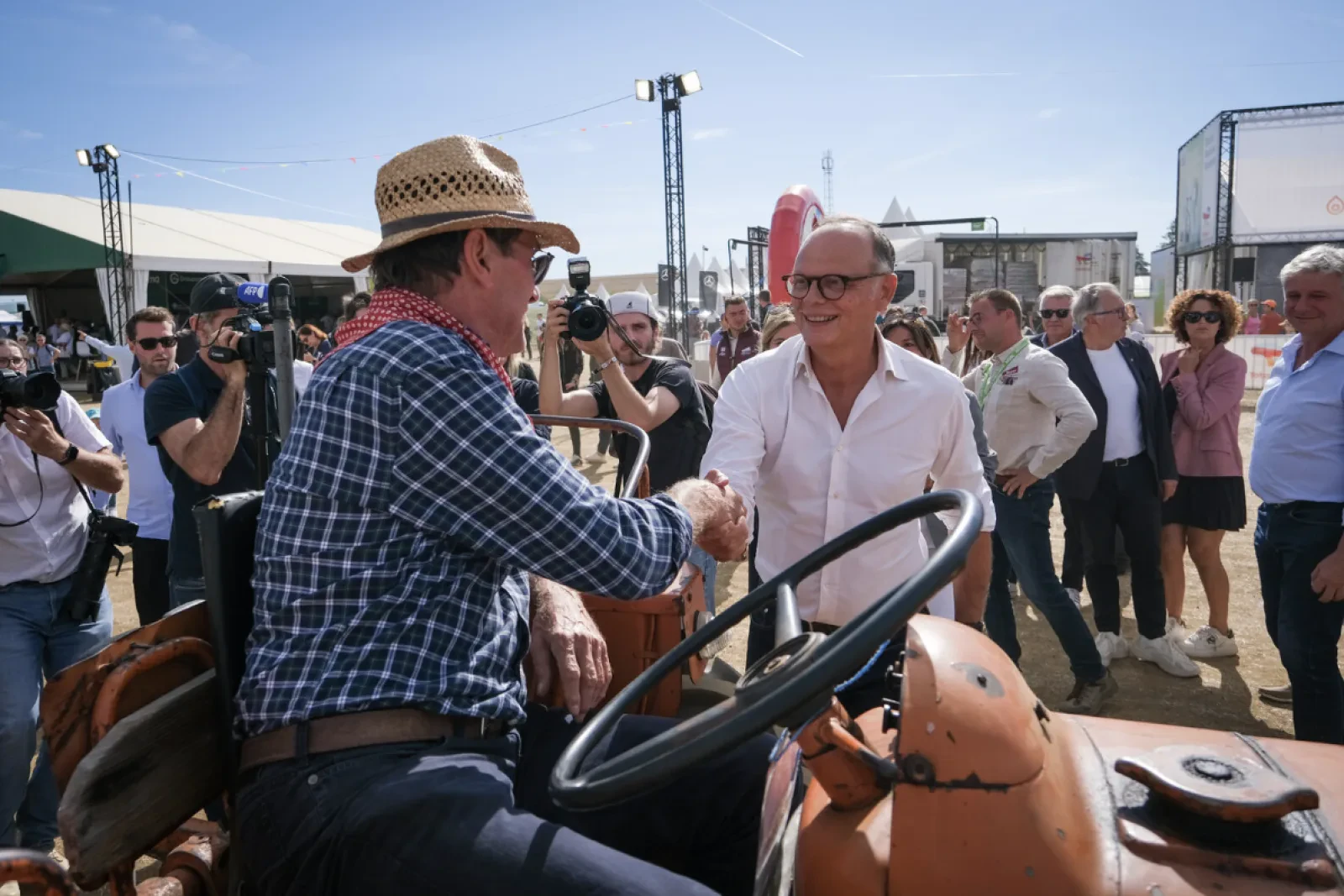 Festival Les Terres de Jim, Édouard Philippe est allé à la rencontre des agriculteurs