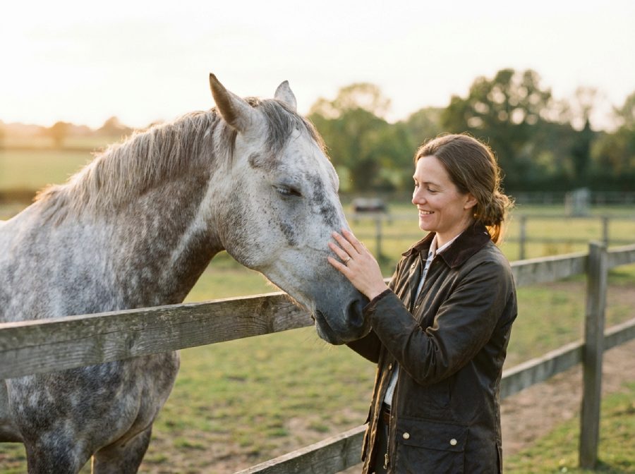 Propriétaire rendant visite à son cheval dans un centre équestre