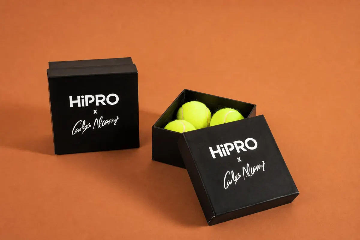 Boîtes cloche noires à couvercle Hipro avec balles de tennis