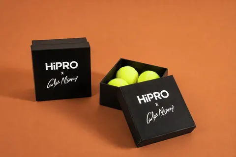 Boîtes cloche noires à couvercle Hipro avec balles de tennis