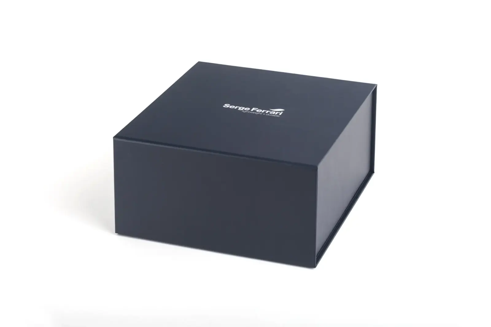 Boîte rigide personnalisée Serge Ferrari, fermée, fabrication Smartpack