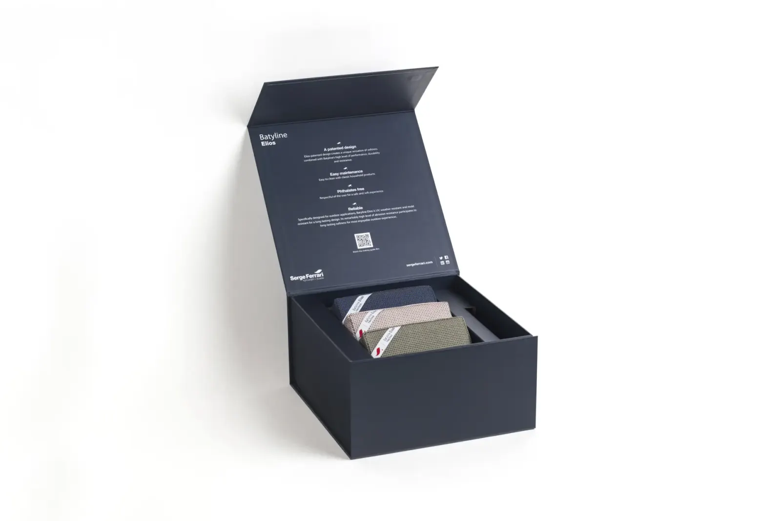 Boîte rigide personnalisée Serge Ferrari, ouverte, fabrication Smartpack