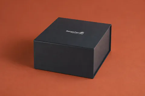Boîte rigide personnalisée Serge Ferrari, fermée, fabrication Smartpack