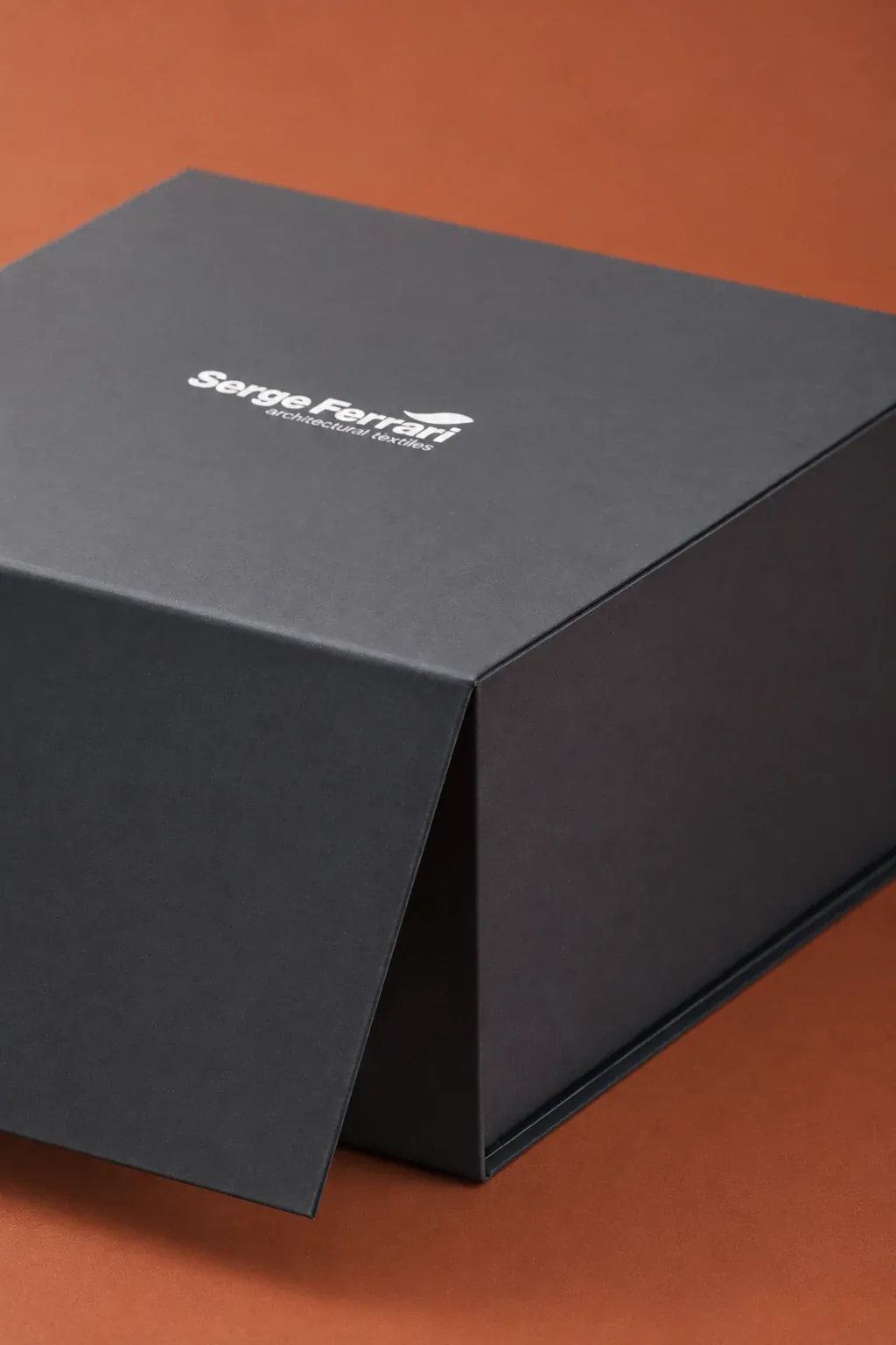 Boîte rigide personnalisée Serge Ferrari, détail, fabrication Smartpack