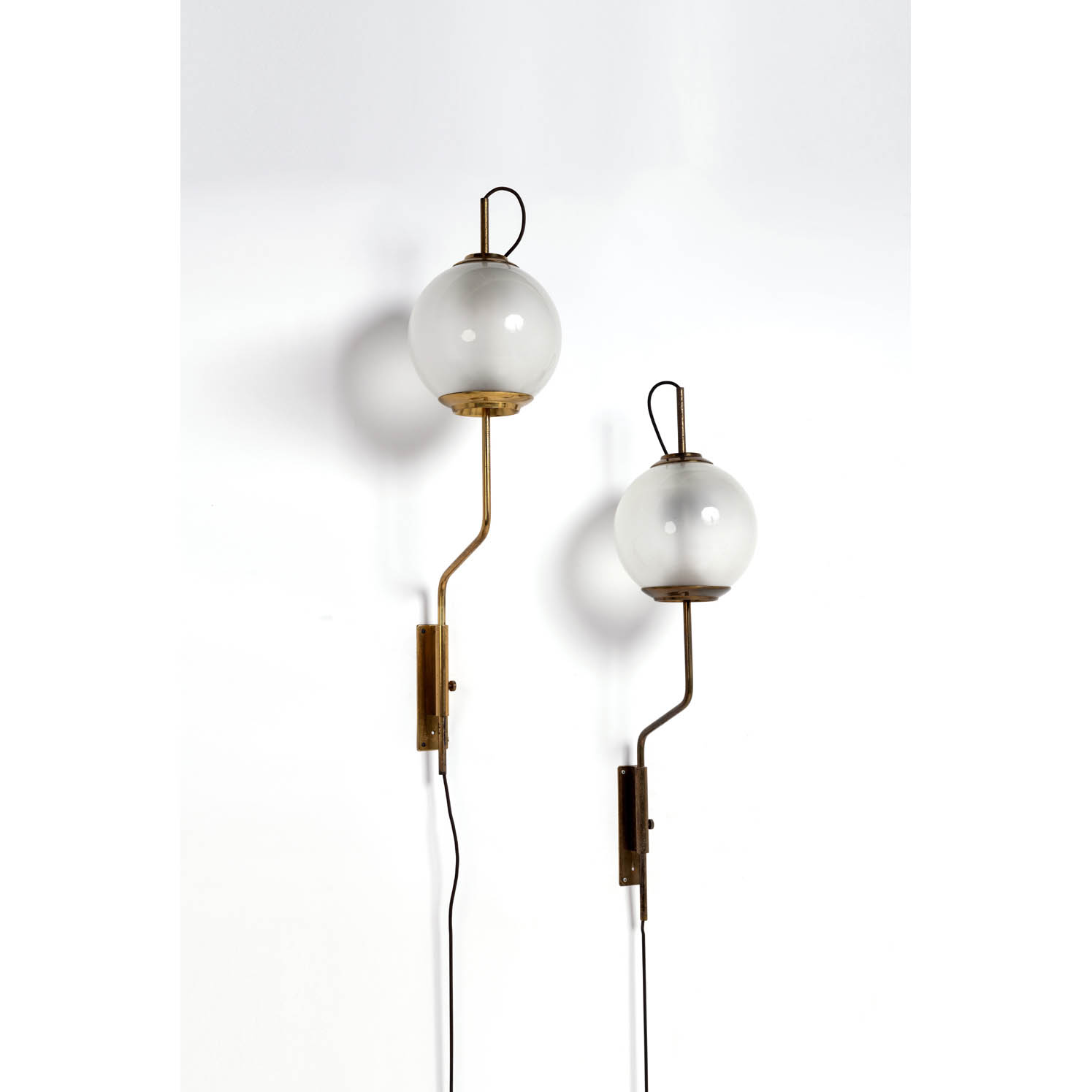 Luigi Caccia Dominioni (1913-2016) Modèle n° LP11 Estimation : 5000 / 7000 € Luigi Caccia Dominioni (1913-2016)  Modèle n° LP11  Paire d’appliques  Laiton et verre  Edition Azucena  Date de création: 1958  H 114 × L 29 × P 41 cm  Bibliographie : G. Gramigna, Repertorio del design Italiano, Edition Mondadori, modèle reproduit p.129