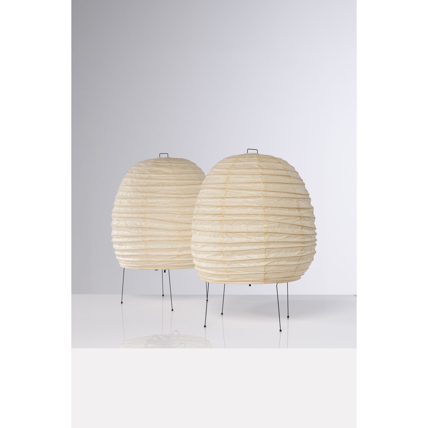 Isamu Noguchi (1904-1988) Mod&egrave;le n&deg; 20N Estimation : 3500 / 4500 &euro; Isamu Noguchi (1904-1988)  Mod&egrave;le n&deg; 20N  Paire de lampes  Papier washi et m&eacute;tal laqu&eacute; noir  &Eacute;dition Ozeki  Id&eacute;ogramme rouge 'Soleil et Lune' et signature  Date de cr&eacute;ation : 1969  H 58 &times; &Oslash; 42 cm