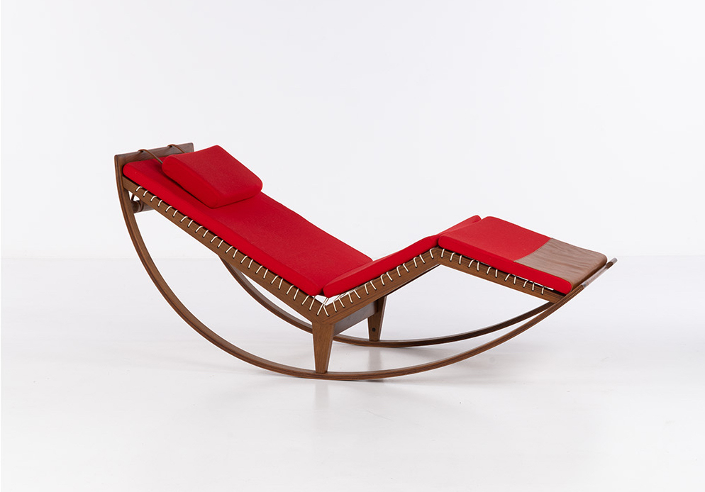 Franco Albini (1905-1977) Modèle PS16 Chaise longue à bascule Noyer, corde, textile et cuir Édition Poggi Modèle créé en 1956 H 76 × L 168 × P 69,5 cm