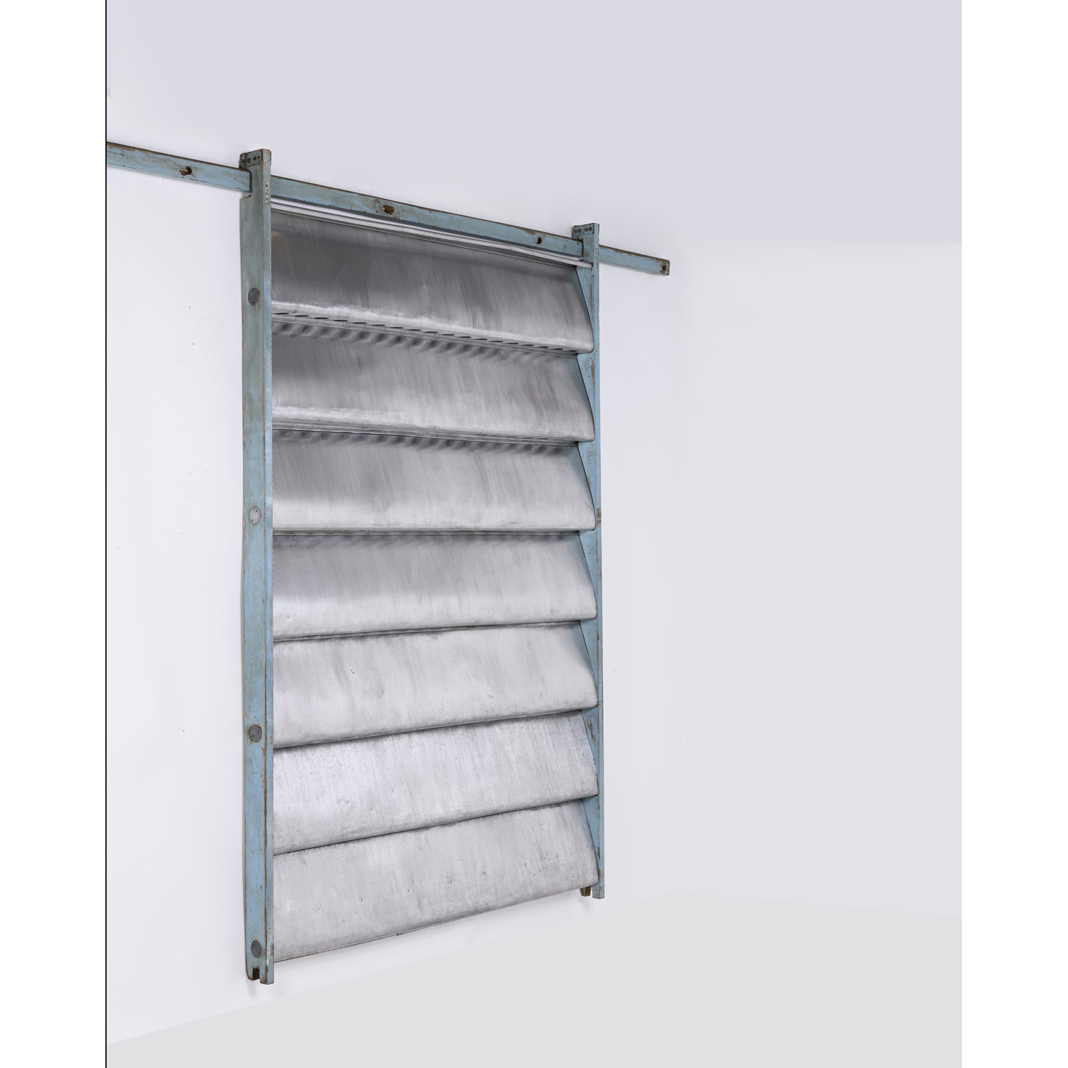 Jean Prouvé (1901-1984) Panneau de façade à coulisse dit 'Onde' Estimation : 14000 / 18000 € Jean Prouvé (1901-1984)  Panneau de façade à coulisse dit 'Onde'  Aluminium et bois peint  Produit par les Ateliers Jean Prouvé pour un  projet d'écoles industrialisées au Cameroun  Date de création: 1964  H 271,5× 177,5×P 10cm  Bibliographie :  - Jean Prouvé, L. & P. Seguin, Galerie Patrick  Seguin, 2017, modèle similaire tome 2 pp. 226-229