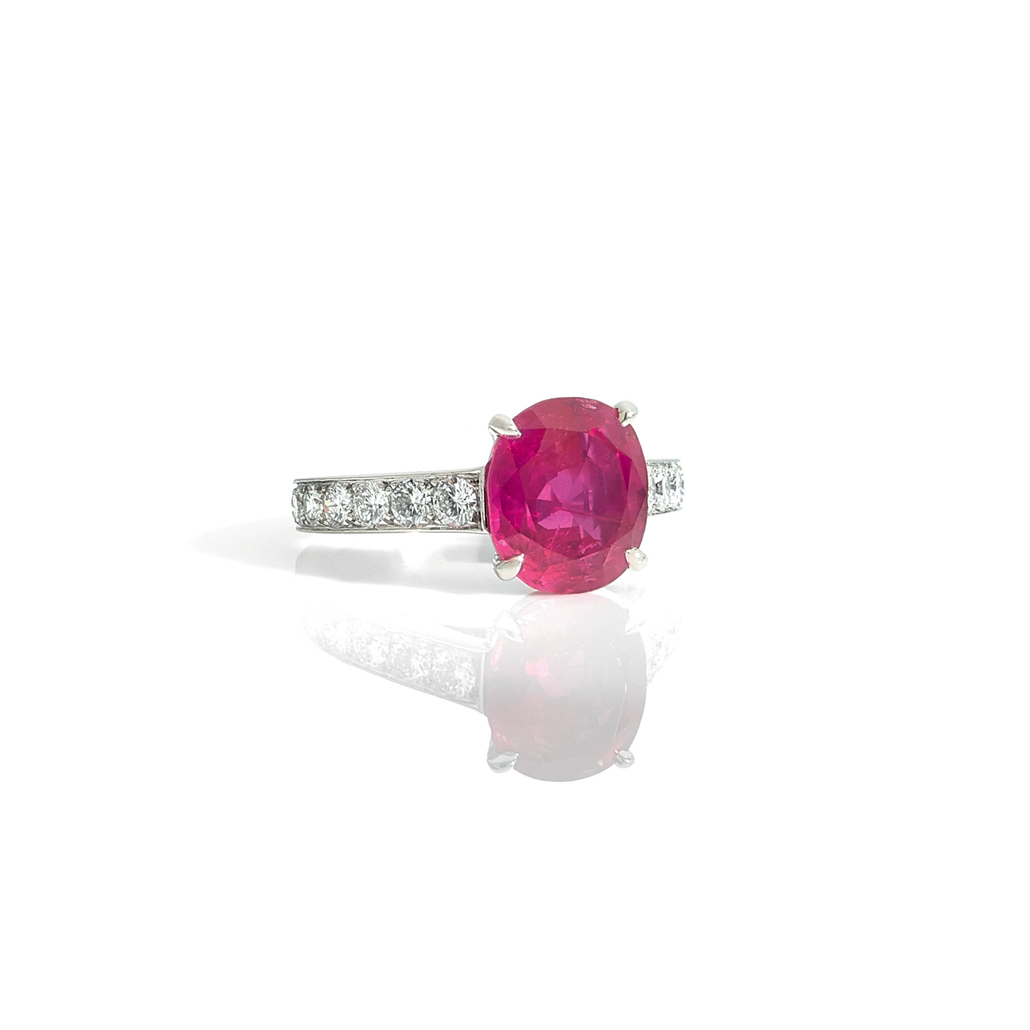 Ring adorned with a faceted oval ruby (unheated) Platinum (850‰) setting, set with diamonds EU ring size: 50,5 Gross weight: 6 g Weight of the ruby: 4,06 carats Accompanied by a certificate GEM Paris n° 20211976059 dated 28/10/2021 indicating Origin: Myanmar No alteration or treatment observed