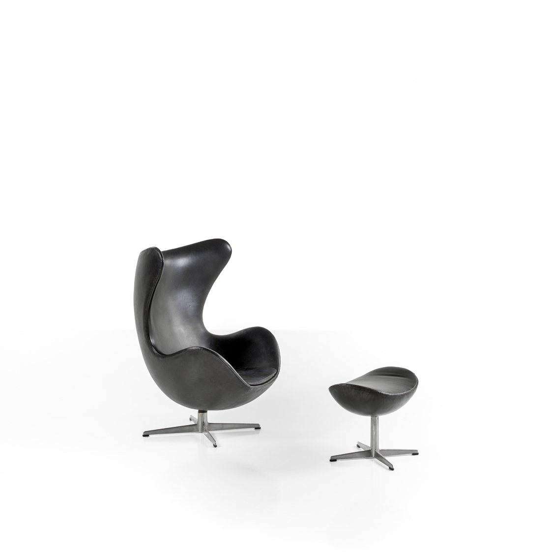 Arne jacobsen (1902-1971) Modèle 3317 et 3127 dit Egg Chair Estimation : 8 000 - 12 000 €