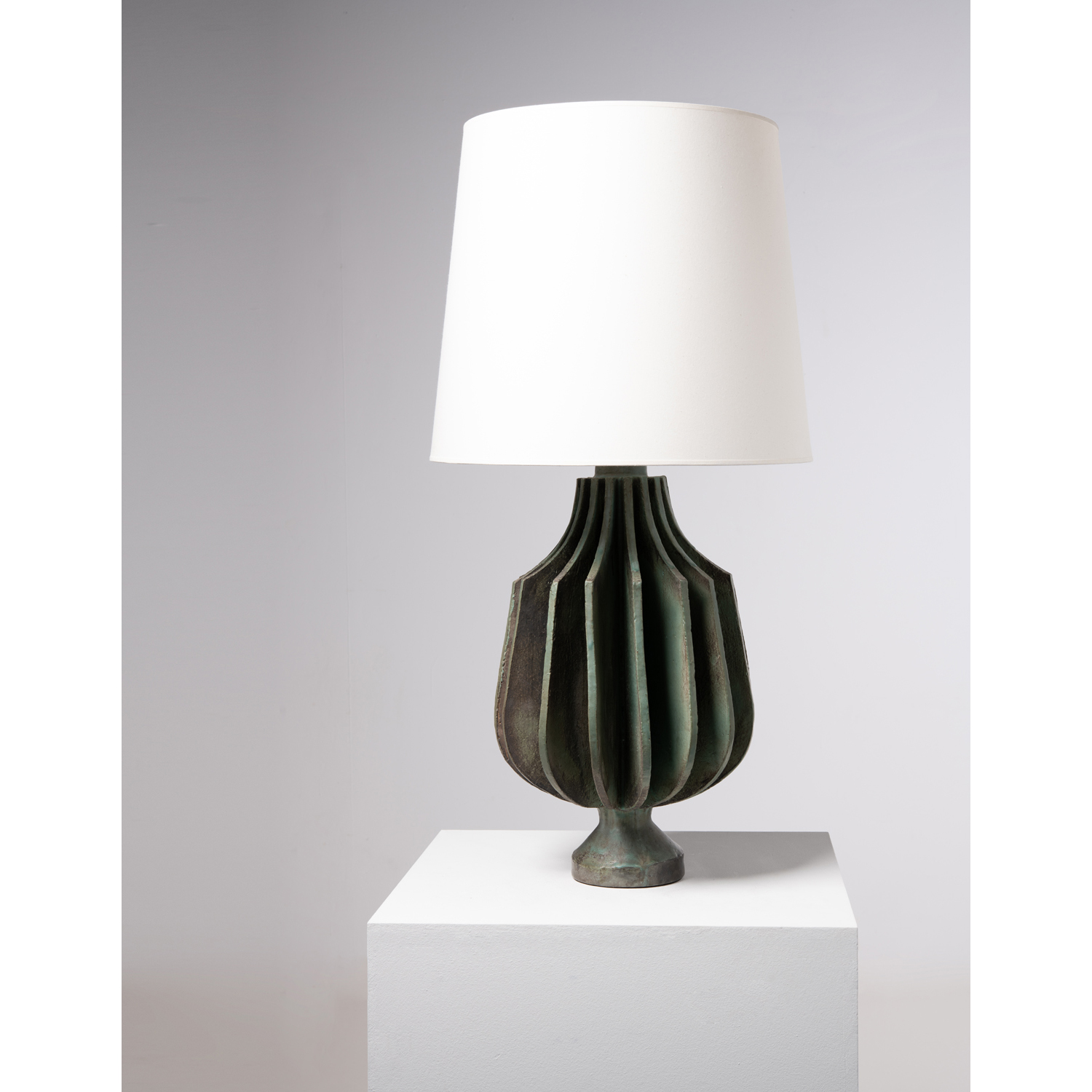 Suzanne Ramié (1905-1974) et Atelier Madoura (XXe) Lampe Céramique émaillée et textile Modèle créé vers 1955 Pied: H 63 × Ø 39 cm Abat-jour : H 45 × Ø 51 cm