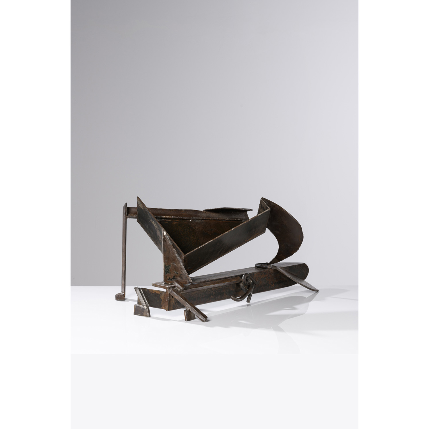 Anthony Caro (1924-2013) Table Piece Z-40, 1981 Anthony Caro (1924-2013) Table Piece Z-40, 1981 Polished oxidized steel and varnish 38 x 78,5 x 50,5 cm Provenance : - Annely Juda Fine Art, UK - Galerie Daniel Templon, Paris - Purchased from the latter by the current owner - Private collection, Paris Exhibition: Venezuela, Caracas, Acquavella Gallery, "Abstraction y Figuracion", Feb. 1 - March 1, 1990 Bibliography : William Rubin, "Introduction", in "Abstraction y Figuracion", Galeria Acquavella, 1990, illustrated under n°4 This work is registered in the artist's Catalogue Raisonné under n°#B1210 Our thanks to Barford Sculptures Ltd for the information they kindly shared