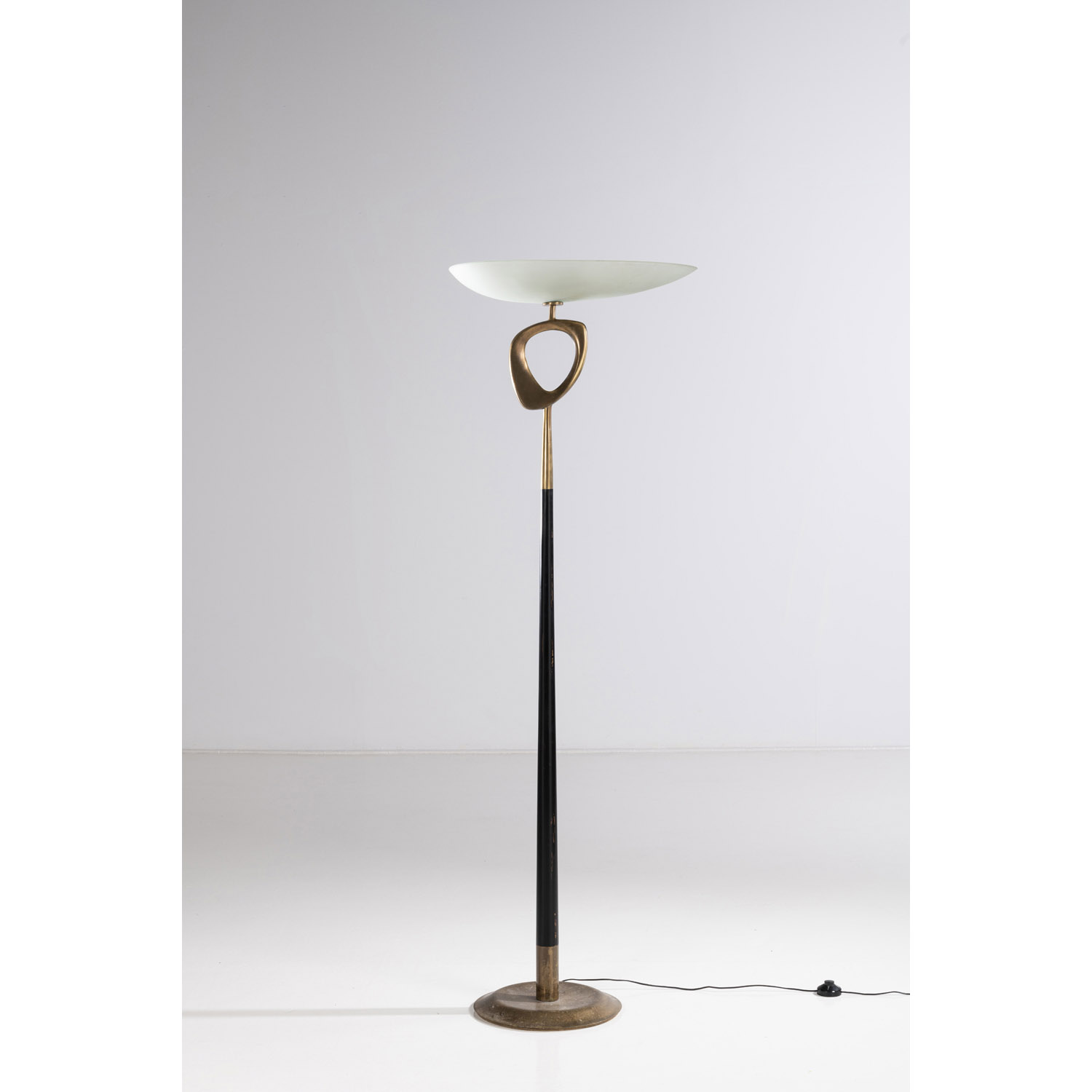 Max Ingrand (1908-1969) Lampadaire Laiton, bois laqué et verre sablé Édition Fontana Arte Date de création: vers 1959 H 178×L 58×P 34cm Bibliographie : Domus, n°356, juillet 1959, reproduit p. 65  ESTIMATIONS: 18000 / 25000 €