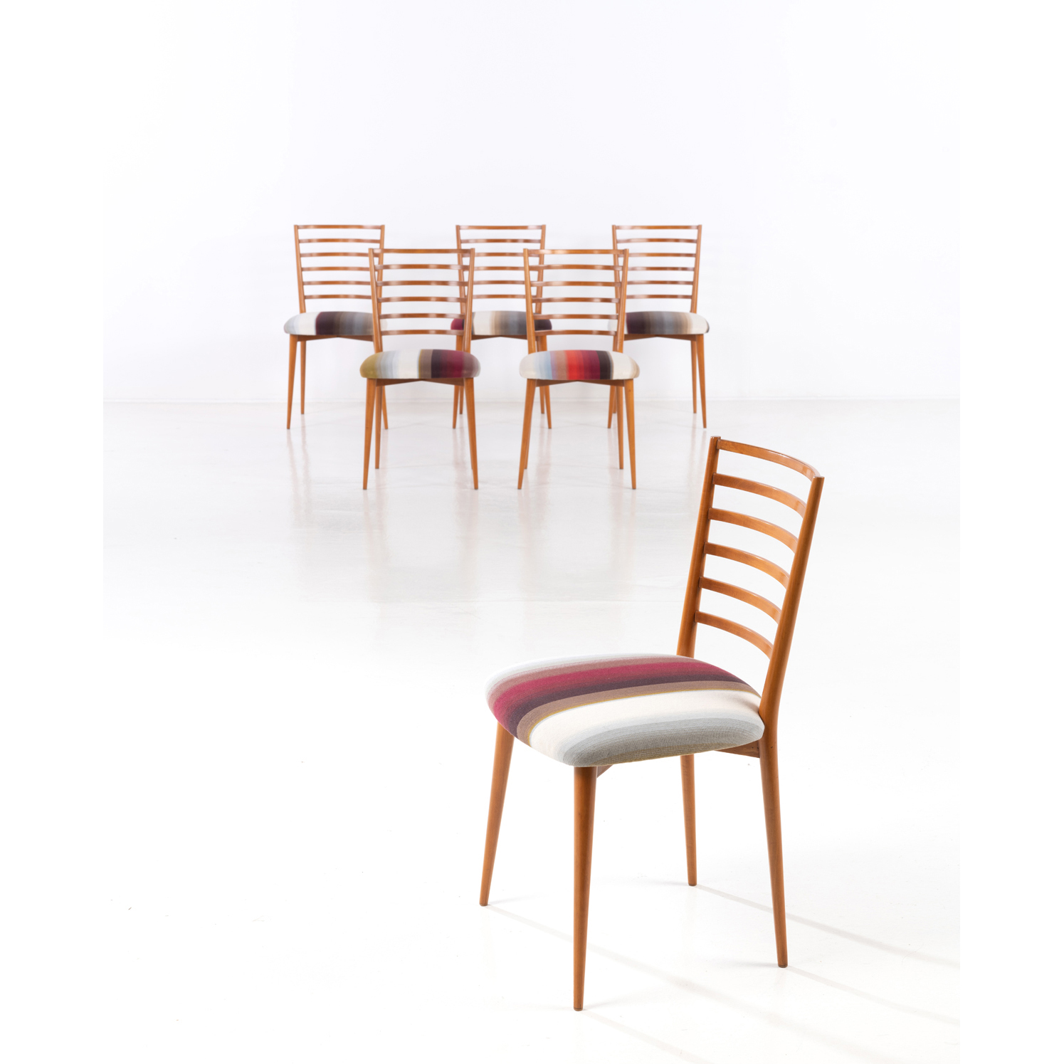 Joaquim Tenreiro (1906-1992) Série de six chaises Estimation : 12000 / 18000 € Joaquim Tenreiro (1906-1992)  Série de six chaises  Bois de peroba et textile