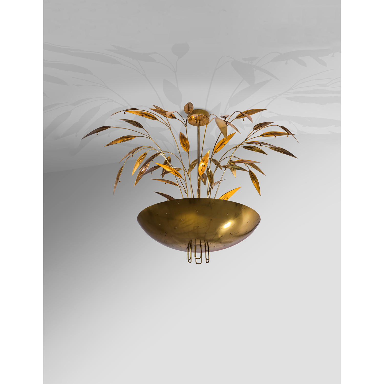 Paavo Tynell (1890-1973) Suspension Laiton Modèle créé à la fin des années 1940 H 66 × Ø 50 cm (Ø au niveau des feuilles 80 cm)