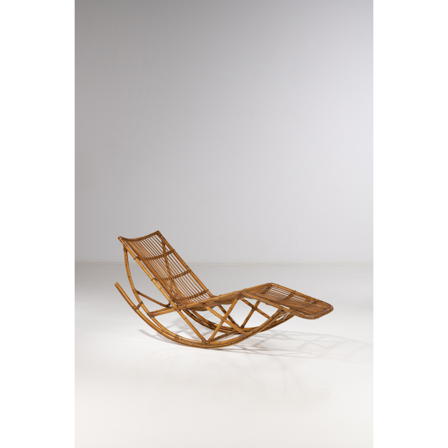 Louis Sognot (1892-1969) Chaise longue Rotin Édition G. Chevallier Modèle créé vers 1960 H 83 × L 178 × P 57 cm