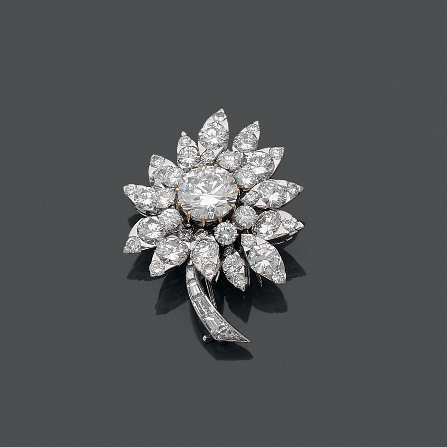 VAN CLEEF & ARPELS. Ann&eacute;es 1960 Clip "Fleur"