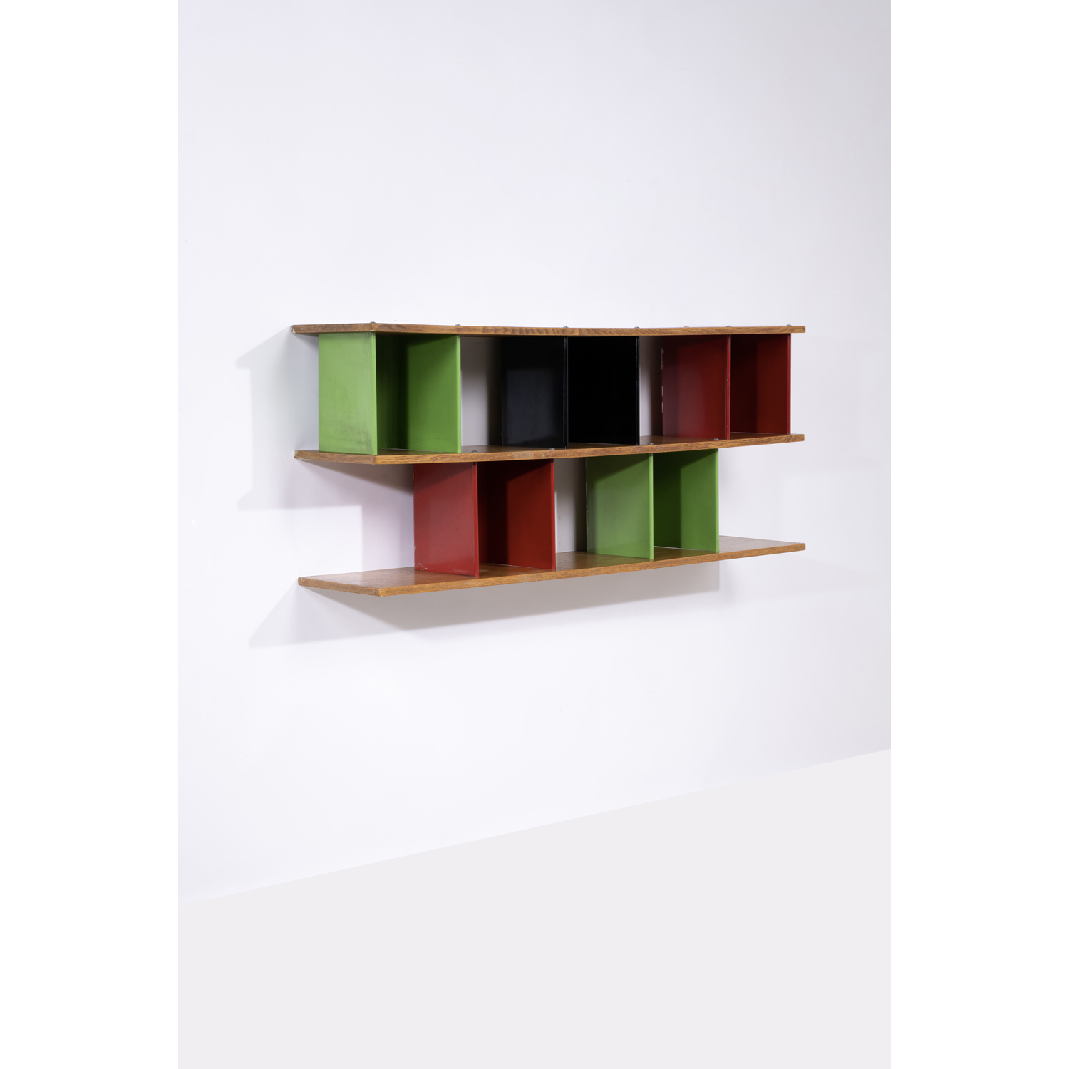 Charlotte Perriand (1903-1999) Bibliothèque à plots Hêtre et métal laqué Édition Steph Simon Modèle créé vers 1956 H 60 × L 140 × P 33 cm Bibliographie : Charlotte Perriand, l'Oeuvre complète Volume 3 : 1956-1968, J. Barsac, Éditions Norma, 2017, modèles approchant et prospectus commerciaux de la galerie Steph Simon présentant la gamme des bibliothèques à plots, pp.42-57