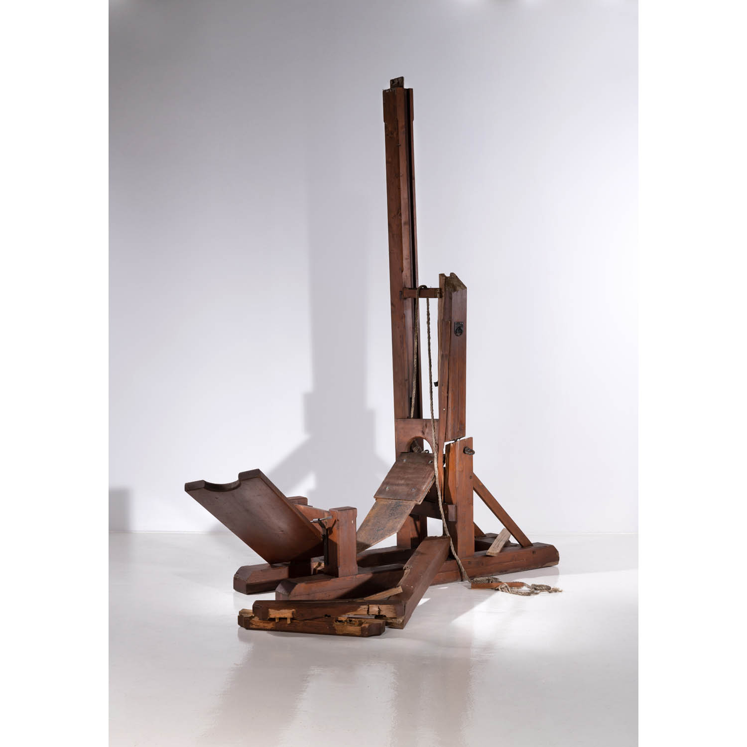 Arman (Armand Fernandez) (1928-2005) Roi soleil cou coupe, 2000 Estimation : 40000 / 60000 &euro; Arman (Armand Fernandez) (1928-2005) Roi soleil cou coupe, 2000 Anger, guillotine, wood and steel Unique piece 320 x 290 x 140 cm Provenance : - Purchased directly from the artist by the current owner - Private collection, France Exhibition : Paris, Couvent des Cordeliers, "Vingt si&egrave;cles vus par Arman, 20 stations de l'objet", 20 Dec. 2000-21 March 2001, illustrated in the