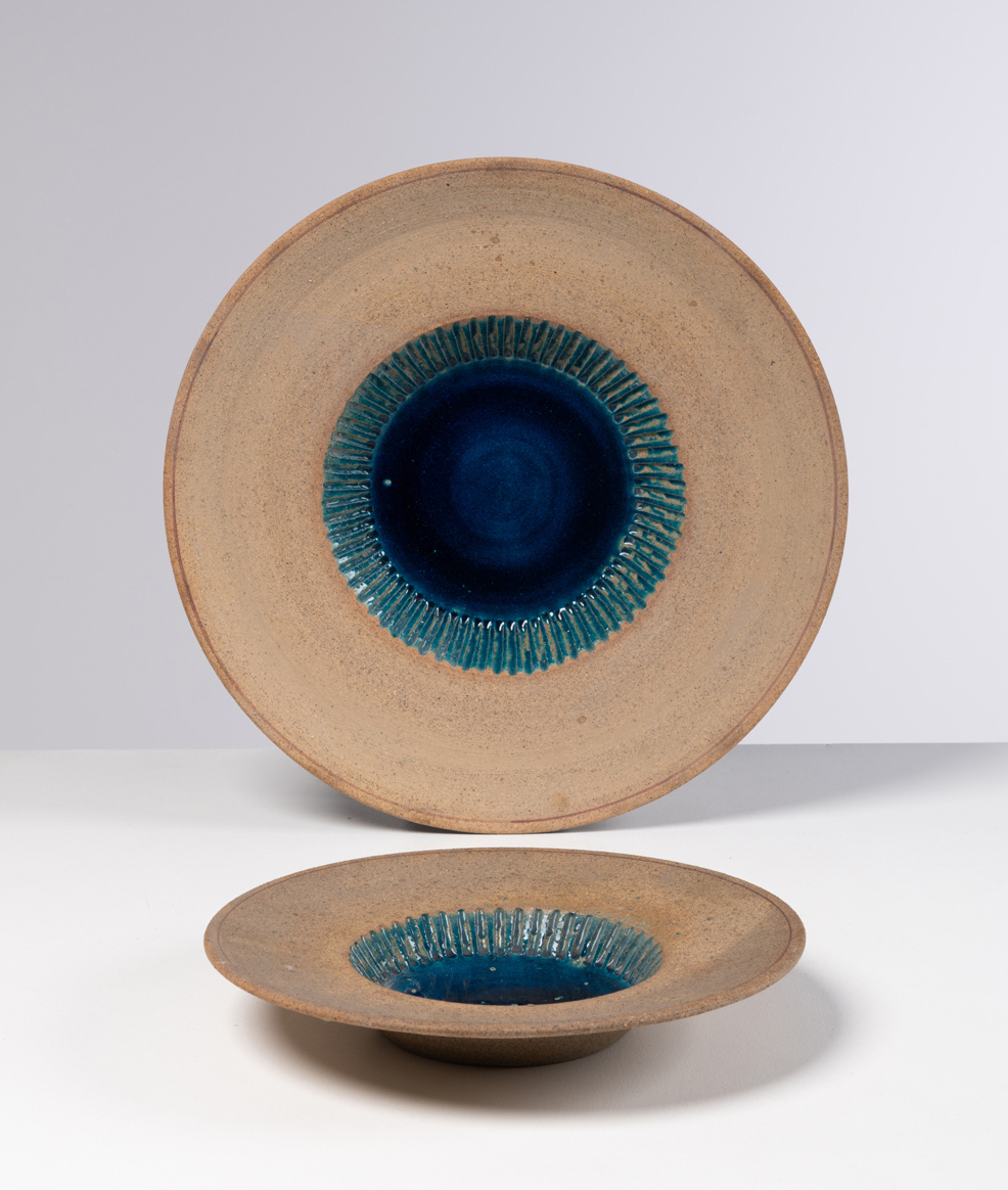 Bruno Gambone (1936-2021) Ensemble de deux plats - Pièces uniques Grès Signés 'Gambone Italy' Date de création: 1987
