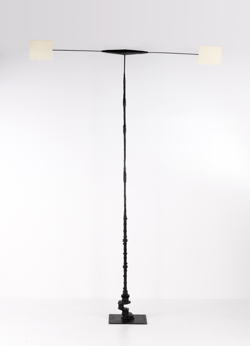 Takis Vassilakis (1925-2019) Wind signal, 1976-1989 Fer peint Signé sur la base H : 355 cm