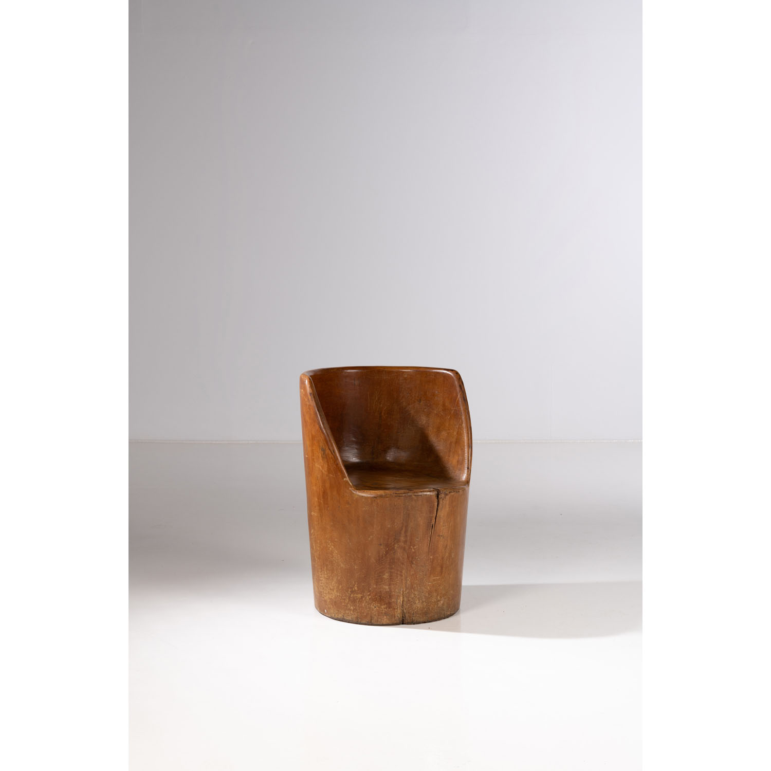 Jos&eacute; Zanine Caldas (1919-2001) Si&egrave;ge sculptural Estimation : 8000 / 12000 &euro; &fnof; Jos&eacute; Zanine Caldas (1919-2001)  Si&egrave;ge sculptural  Bois de pequi  Sign&eacute; "Zanine"  Date de cr&eacute;ation: vers 1990  H 78&times;L 58&times;P 56cm  Bibliographie : A.B. Palma de Carvalho, L.  Cavalcanti, M.C. Loschiavo dos Santos, "Jos&eacute;  Zanine Caldas", Ed. R. & Company & Olhares,  2019, mod&egrave;le similaire reproduit pp. 198, 256, 264  et 265