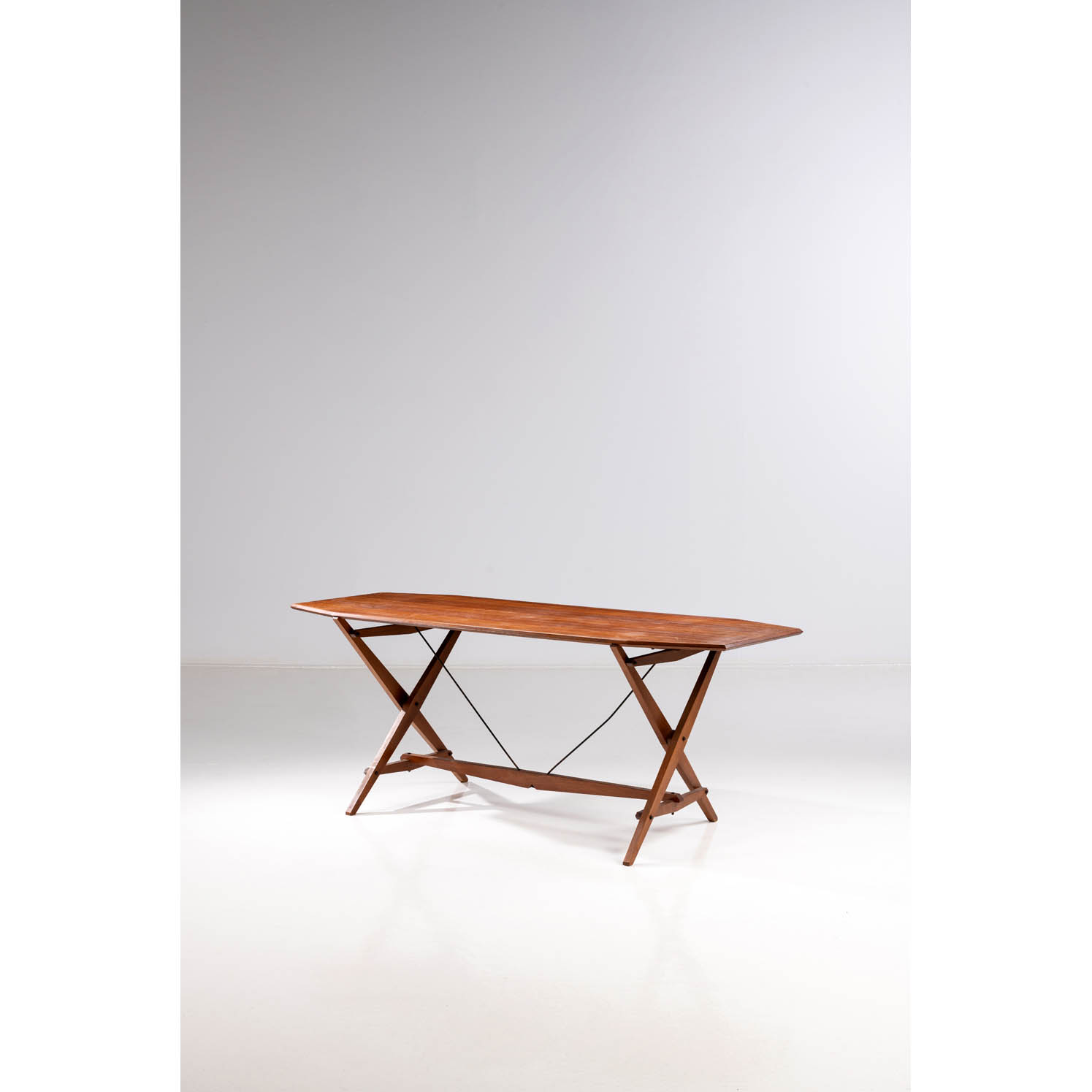 Franco Albini (1905-1977) Model n° TL2 Estimation : 4000 / 6000 € Franco Albini (1905-1977)  Model n° TL2  Dining table  Walnut and metal  Edition Poggi  Creation date: circa 1950  H 70 × L 180 × P 71,5 cm  Bibliography: G. Gramigna, Repertorio, Mondadori edition, model illustrated p.61