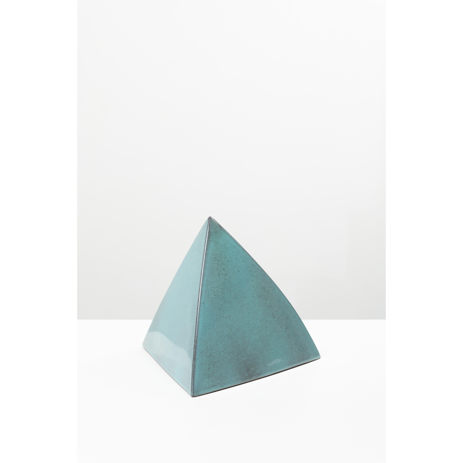 Jacques Ruelland (1926-2008) & Dani Ruelland (1933-2010) Pyramide C&eacute;ramique &eacute;maill&eacute;e Signature incis&eacute;e 'Ruelland' sur l'envers Mod&egrave;le cr&eacute;&eacute; vers 1970 H 20,5&times;L 25&times;P 23cm Bibliographie : Les Ruelland, c&eacute;ramistes, J-J. et B. Wattel, &Eacute;ditions Louvre Victoire, 2014, pi&egrave;ces de forme similaires pp. 278-279