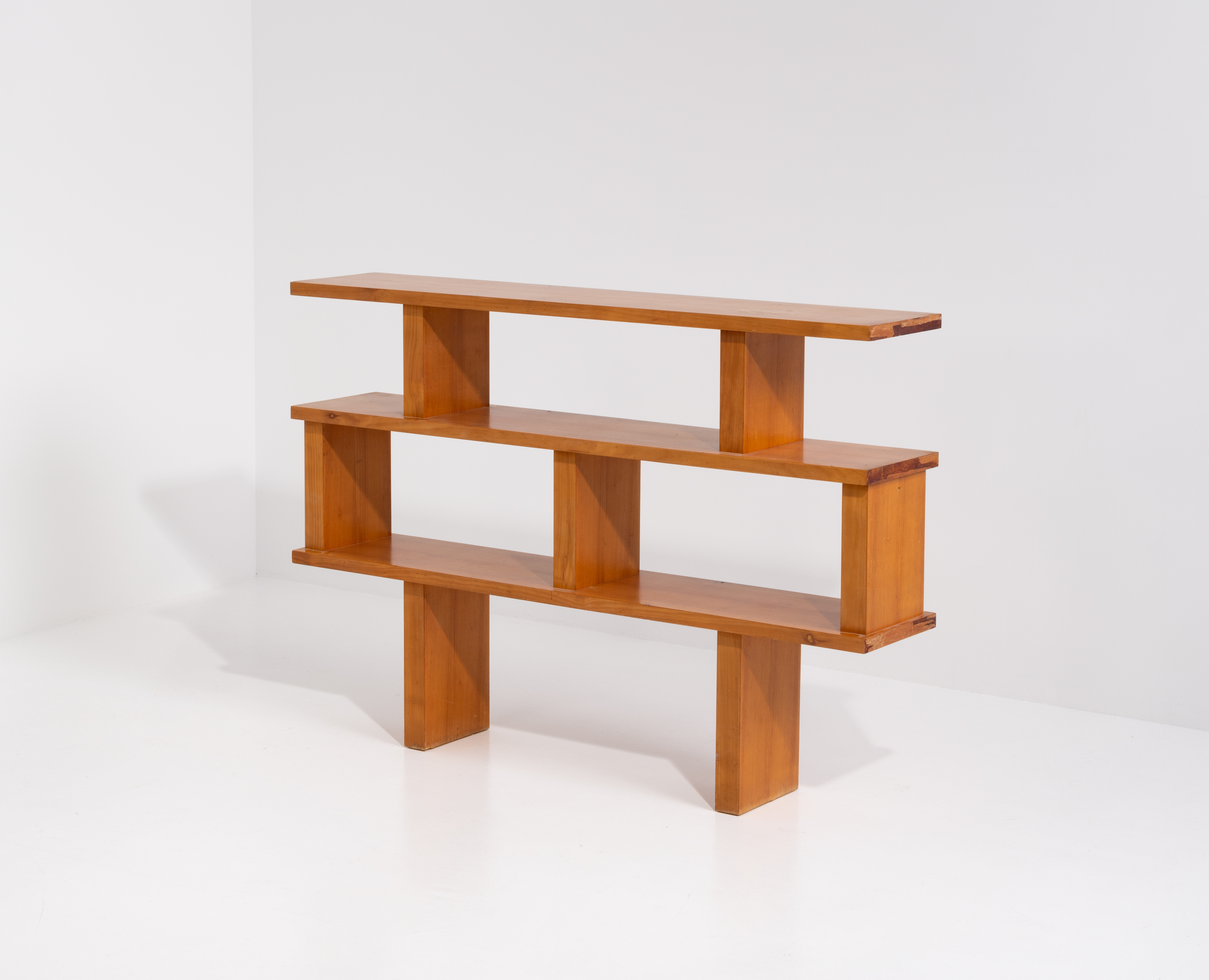 Charlotte Perriand (1903-1999) & Pierre Jeanneret (1896-1967) Biblioth&egrave;que Fr&ecirc;ne &Eacute;dition BCB / L'&Eacute;quipement de la Maison Mod&egrave;le cr&eacute;&eacute; vers 1952 H 86 &times; L 124 &times; P 25 cm