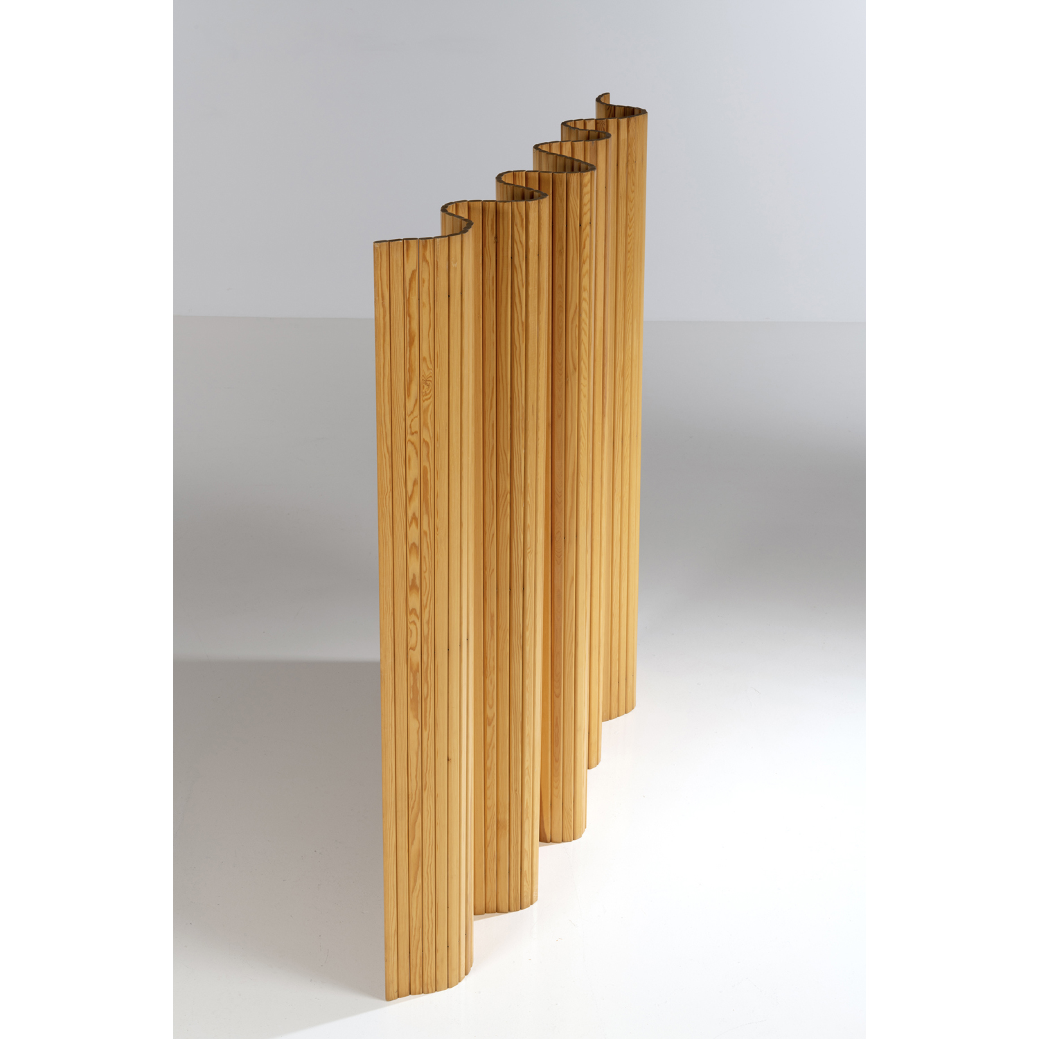 Alvar Aalto (1898-1976) Suspension Laiton et m&eacute;tal laqu&eacute; Edition Idman Tampon de l'&eacute;diteur "IDMAN" et num&eacute;rot&eacute;e 75" Mod&egrave;le cr&eacute;&eacute; vers 1950 Commande sp&eacute;ciale pour la salle de conf&eacute;rence de Stora Enso &agrave; Helsinki H : 22 - L : 115 - P : 32 cm