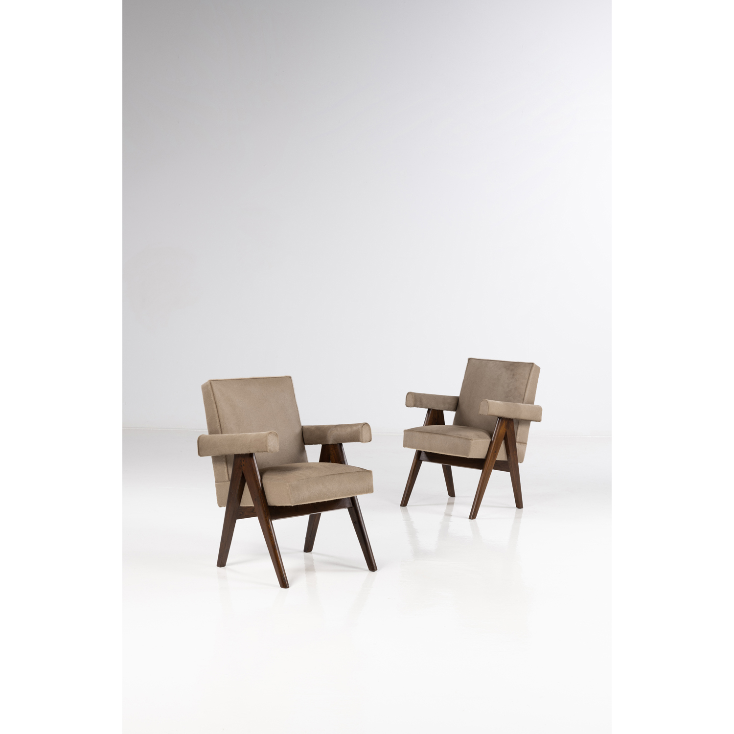 Pierre Jeanneret (1896-1967) Committee chair Paire de fauteuils Teck et textile Mod&egrave;le cr&eacute;&eacute; en 1954 H 83 &times; L 58 &times; P 62 cm Provenance : Mod&egrave;le cr&eacute;&eacute; pour la Haute Cour de Justice, Palais de l'Assembl&eacute;e et divers b&acirc;timents administratifs, Chandigarh, Inde. Bibliographie : Le Corbusier, P. A. Jeanneret, G. Moreau, E. Touchaleaume & M. Vigo, Le Corbusier Pierre Jeanneret: L'aventure indienne, designart-architecture, Ed. Gourcuf Gradenigo / &Eacute;r