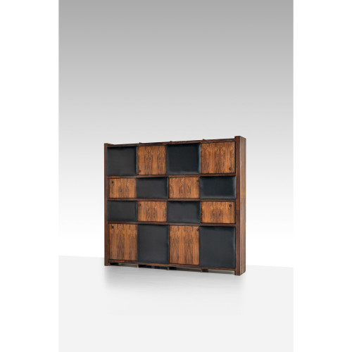 Sergio Rodrigues (1927-2014) Biblioth&egrave;que Estimation : 12000 / 18000 &euro; Sergio Rodrigues (1927-2014)  Biblioth&egrave;que  Contreplaqu&eacute;, placage d'imbuia et cuir  Edition Oca  Date de cr&eacute;ation: ann&eacute;es 1960  H 267,5&times;L 301 &times;P47,5cm