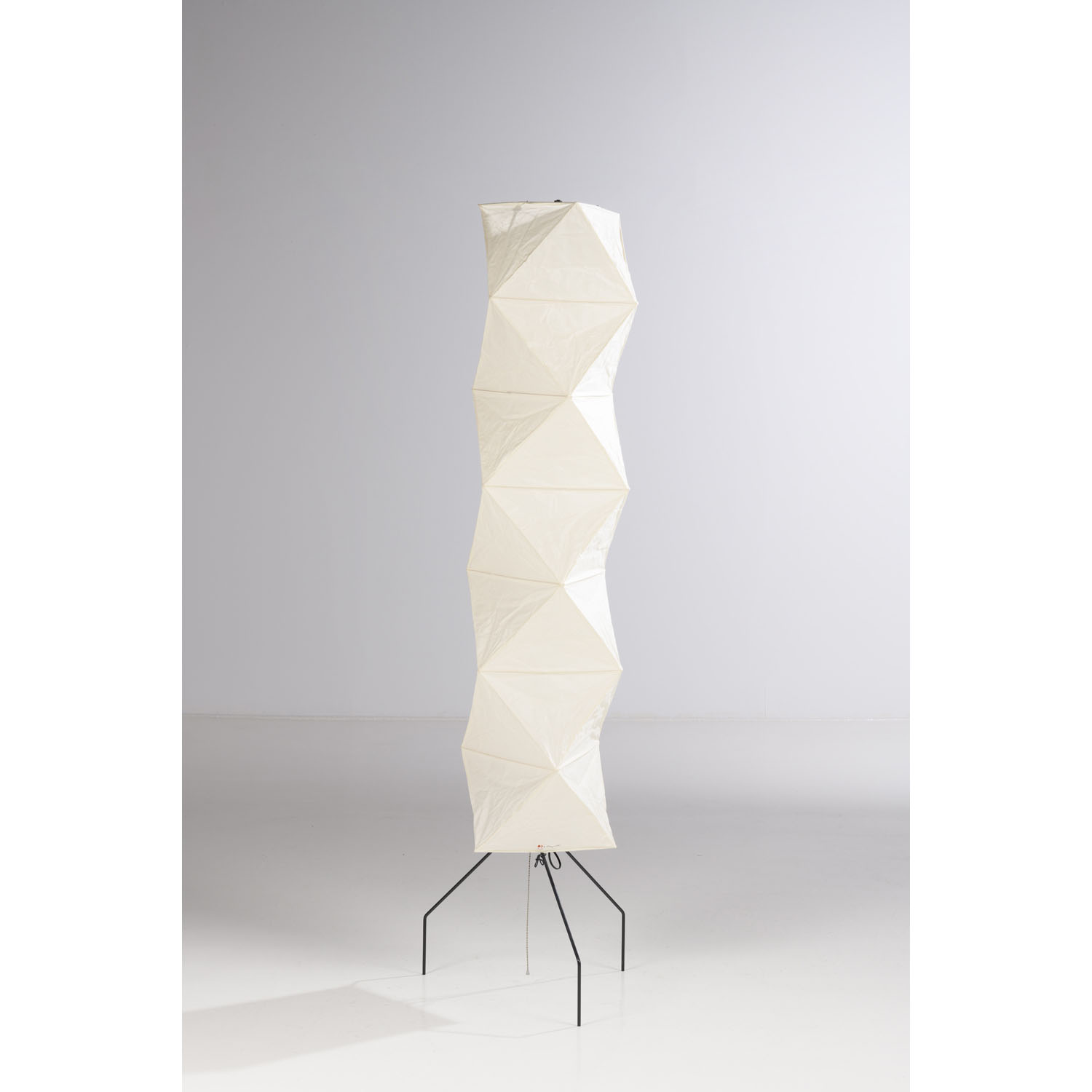 Isamu Noguchi (1904-1988) Mod&egrave;le n&deg; UF4-L8 Estimation : 4000 / 6000 &euro; Isamu Noguchi (1904-1988)  Mod&egrave;le n&deg; UF4-L8  Lampadaire  Papier washi et m&eacute;tal laqu&eacute; noir  &Eacute;dition Ozeki  Id&eacute;ogramme rouge 'Soleil et Lune' et signature  Date de cr&eacute;ation : 1985  H 193 &times; L 50 &times; P 40 cm