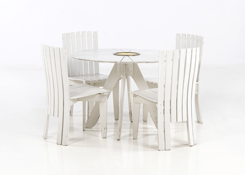 Alvar Aalto (1898-1976) & Aino Aalto (1894-1949) Modèles 330 (table) et 310 (chaises) dit Villa Mairea ou Sunflower Table et quatre chaises de jardin Bouleau peint, émail et laiton Edition Jalo-Set Ky Date de création: 1938-1939 Estimation : 6 000 / 9 000 euros