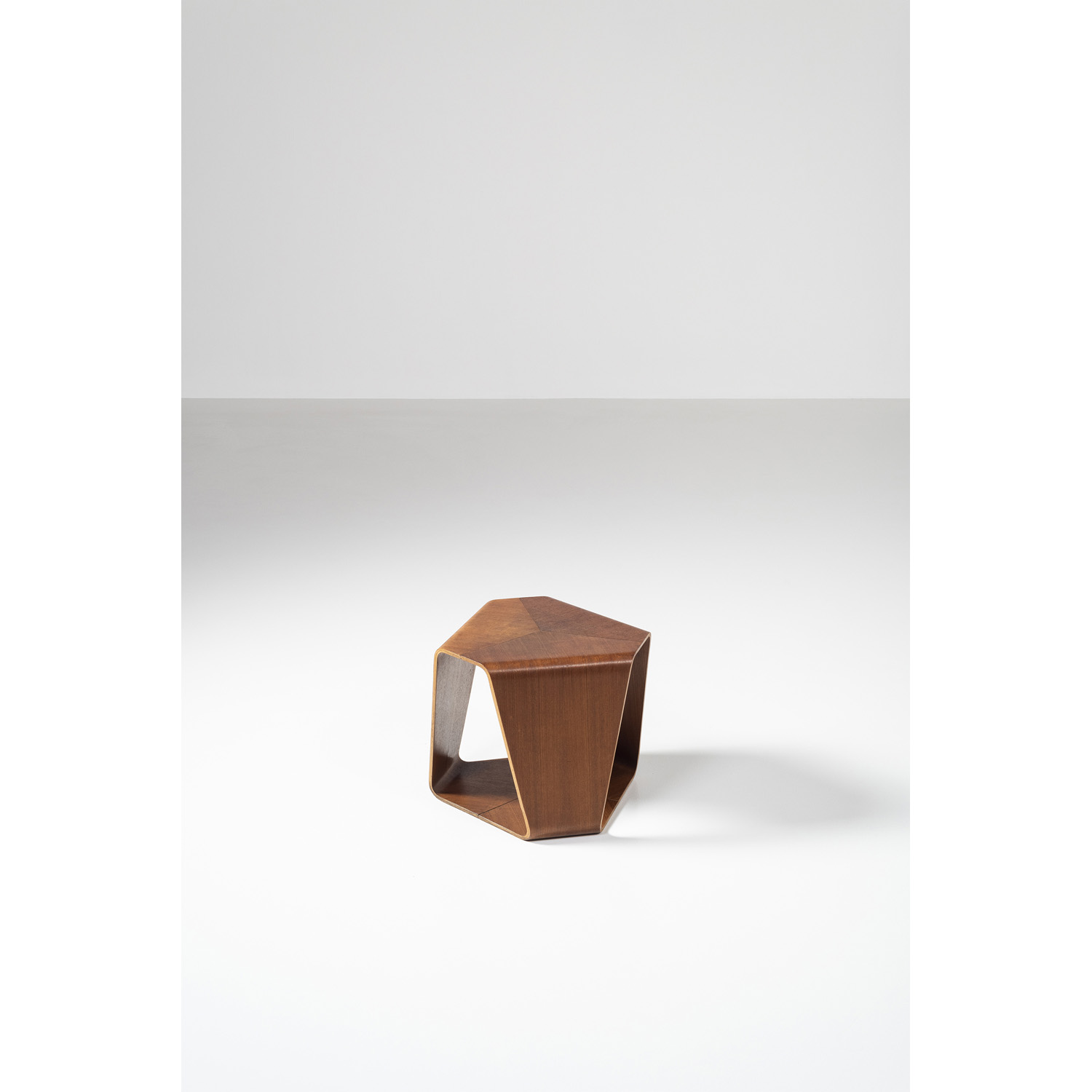 Reiko Tanabe (n&eacute; en 1934) Tabouret dit 'Murai' Contrelaqu&eacute; de teck thermoform&eacute; &Eacute;dition Tendo Mokko Mod&egrave;le cr&eacute;&eacute; en 1961 H 36 &times; L 39 &times; P 44 cm Bibliographie : - Design Japonais : 1950-1995, M. Lewisch, &Eacute;ditions du Centre Pompidou, 1996, mod&egrave;le similaire reproduit p.74 - Japanese Wooden Chairs, Sueyoshi Murakami, Shotenkenchiku-Sha Co., 1995, mod&egrave;le similaire p. 70