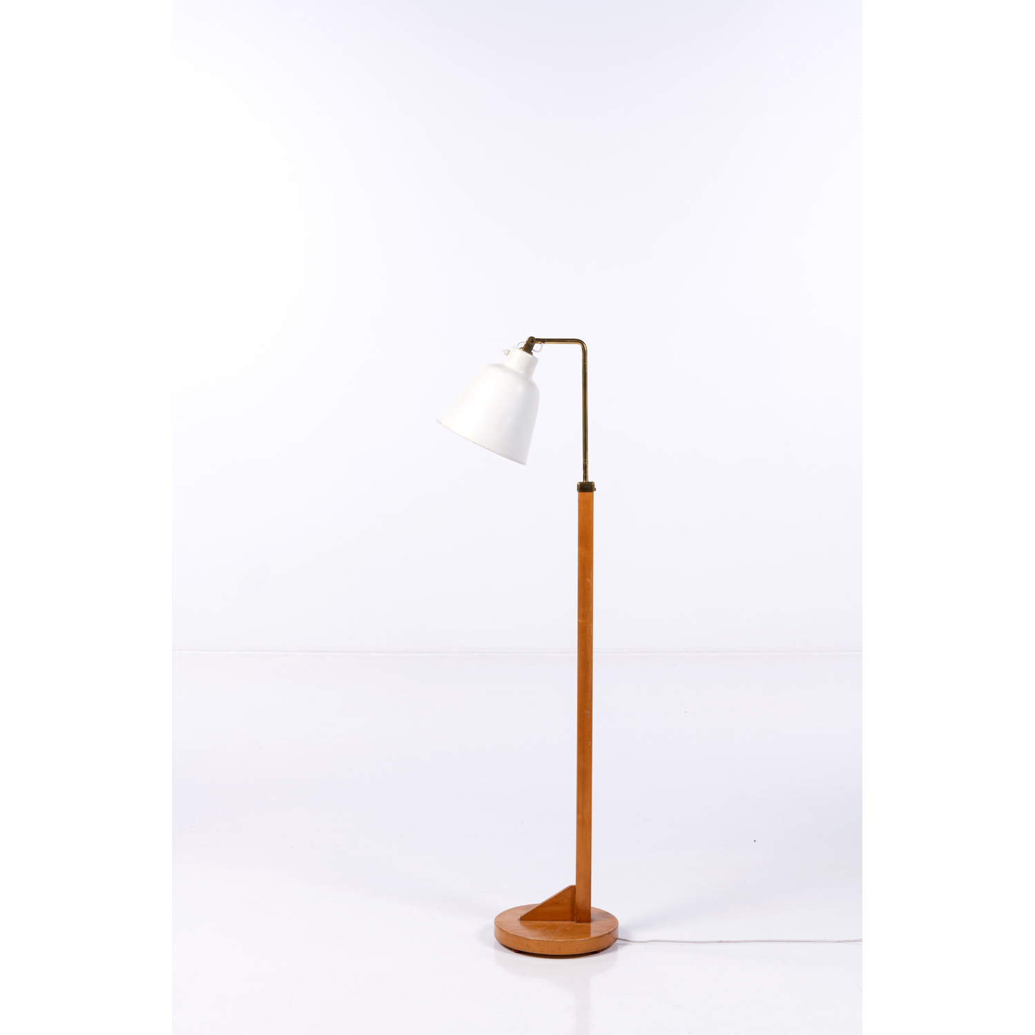 Lot 3 - Aino Aalto (1894-1949) Lampadaire, Hêtre, laiton et métal peint