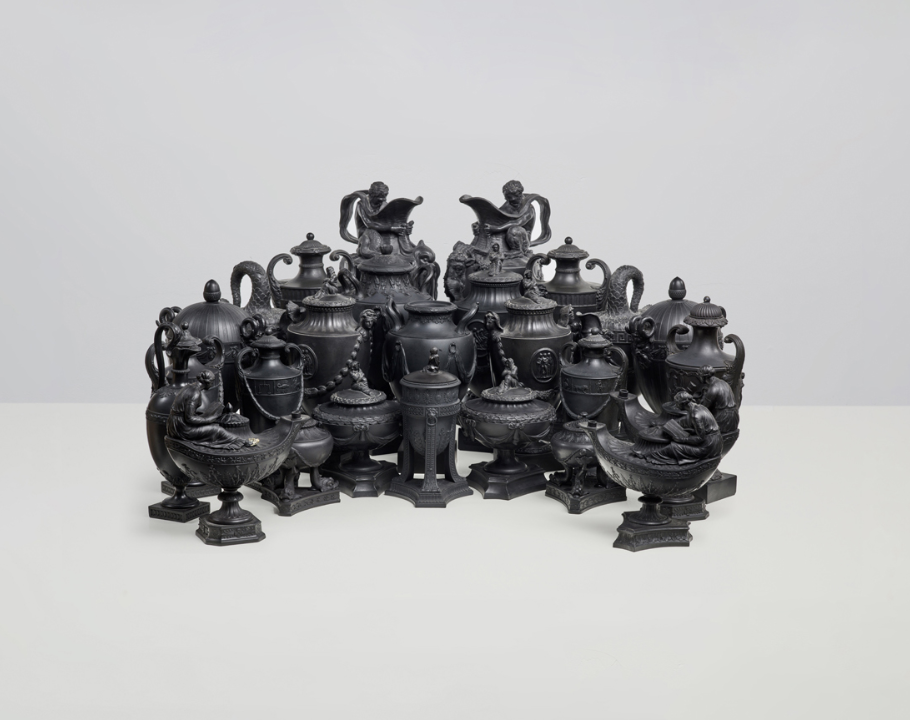 Ensemble de vingt-six pièces de forme dont urnes, brûle-parfums, aiguières, lampes à huile en biscuit noir dit <> de la fin des XVIIIe et XIXe siècles. Provenance : Galerie Aveline Comprenant : A Paire d'aiguières dit "le sacre de Bacchus" et "le sacre de Neptune" à décor de satyre et tritons, guirlandes de feuilles et grappes de vignes, reposant sur une base carrée. D'après un modèle de John Flaxman Cachet circulaire au revers Wedgwood & Bentley - Etruria - circa 1775.