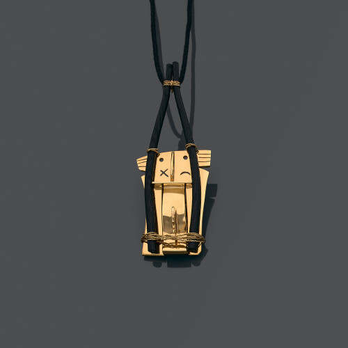 Mimmo PALADINO (né en 1948) 2002 Pendentif en argent doré (925‰) et ébène, cordon en coton noir, fermoir en vermeil Estimation : 3000 / 4000 €