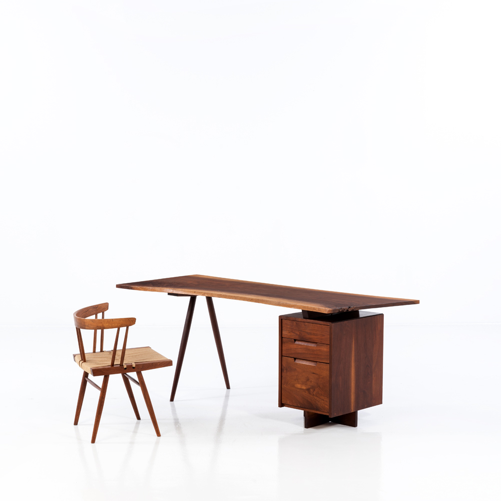 Lot 39 - George Nakashima (1905-1990) Pedestal-single Desk et Grass-seated chair