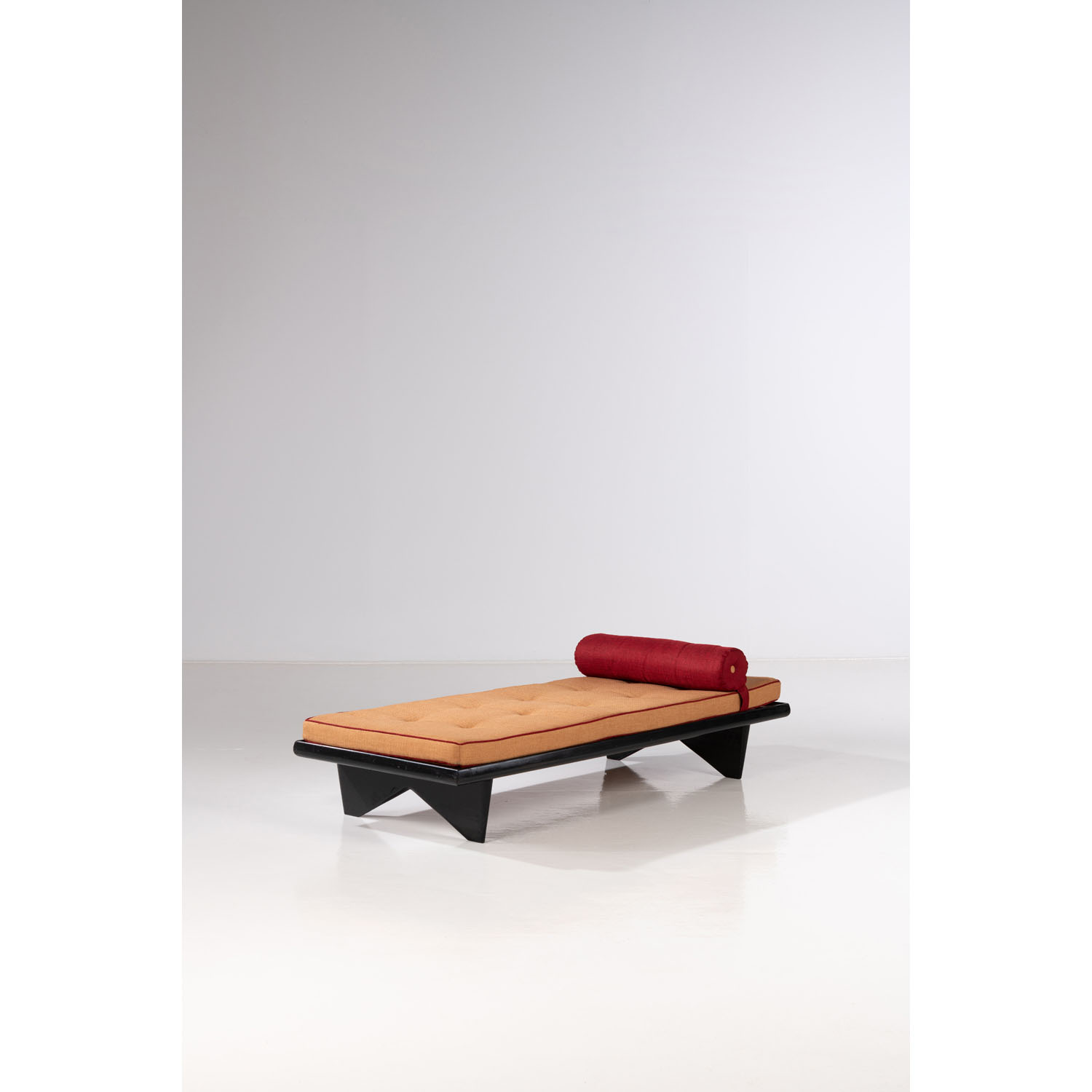  &fnof; Carlo Hauner (1927-1997) & Martin Eisler (1913-1977) Estimation : 7000 / 9000 &euro; &fnof; Carlo Hauner (1927-1997) & Martin Eisler  (1913-1977)  Daybed  Bois d&rsquo;imbuia et textile  Date de cr&eacute;ation: ann&eacute;es 1950  H 33&times;L 178&times;P 75cm