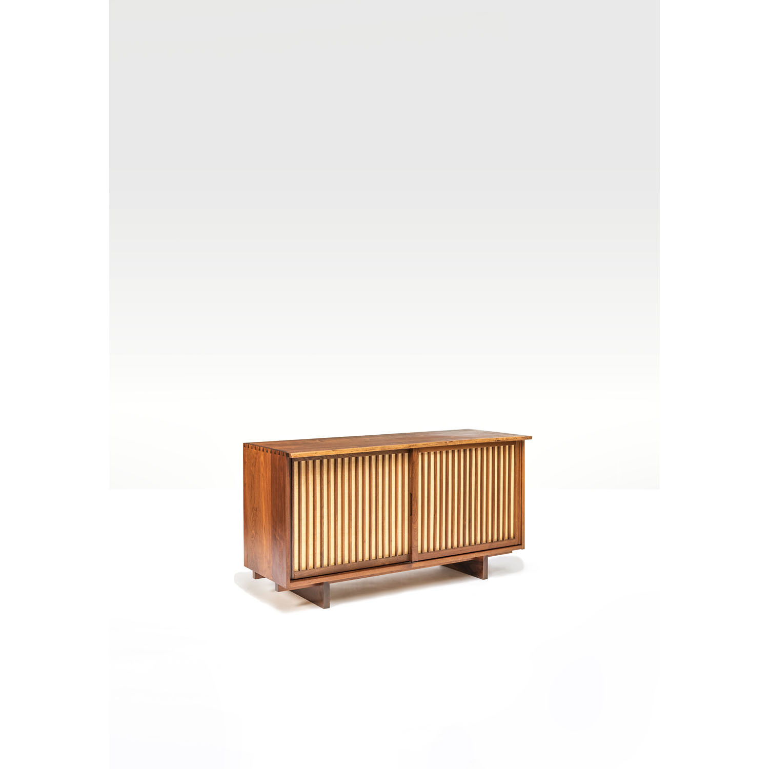 George Nakashima (1905-1990) Enfilade - Commande spéciale Estimation : 20000 / 30000 € George Nakashima (1905-1990)  Enfilade - Commande spéciale  Noyer et pandanus  Nom du commanditaire 'Nill' inscrit à l'arrière  Date de création : 1956  H 81×L 152,5×P 52cm  Provenance : John Nill Moprristown, New Jersey, USA  Une copie des documents d'achat d'origine pourra être remise à l'acquéreur