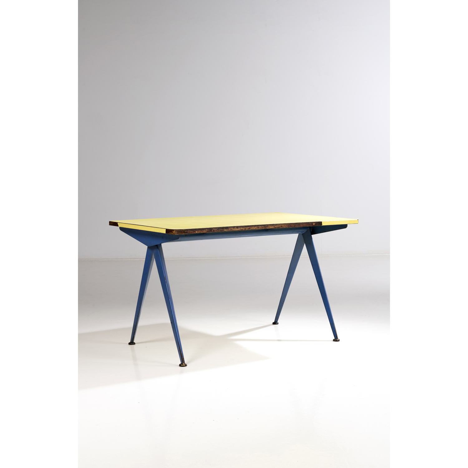 Jean Prouvé (1901-1984) Table modèle Cafétéria n°512, version 'Marcoule' Tôle pliée laquée et stratifié Fabrication par les Ateliers Jean Prouvé Plaque d'identification 'CEA/MAR/INT - CDE 16135' Modèle créé en 1953 H 72×L 120×P 80 cm