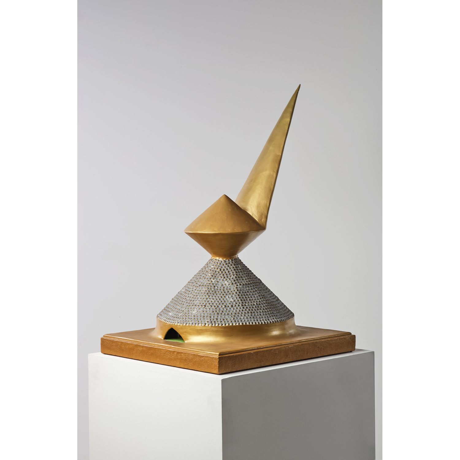 Aboudramane Doumbouya (ne en 1961, Cote d'Ivoire) La Princesse, 2006 Carton, argile, bois, clous, gouache 53,5 x 53,5 x 52 cm Expositions : Berlin, Galerie Peter Herrmann, Cheri Samba, 2003 Paris, Galerie Jean-Marc Patras, 2007 Saint-Germain-en-Laye, Musee Departemental Maurice Denis, Terre Noire : Ousmane Sow et les Tendances de la Sculpture Africaine Aujourd'hui, 2007 Berlin, Galerie Peter Herrmann, Aboudramane Solo, 2011 Paris, Galerie Athena & Antichambre, Entre Deux Terres, 2019 Paris, La Galerie Africaine, Interception, 2020 Bibliographie : Musee Departemental Maurice Denis , Terre Noire : Ousmane Sow et Les Tendances de la Sculpture Africaine Aujourd'hui, 2007, p. 23