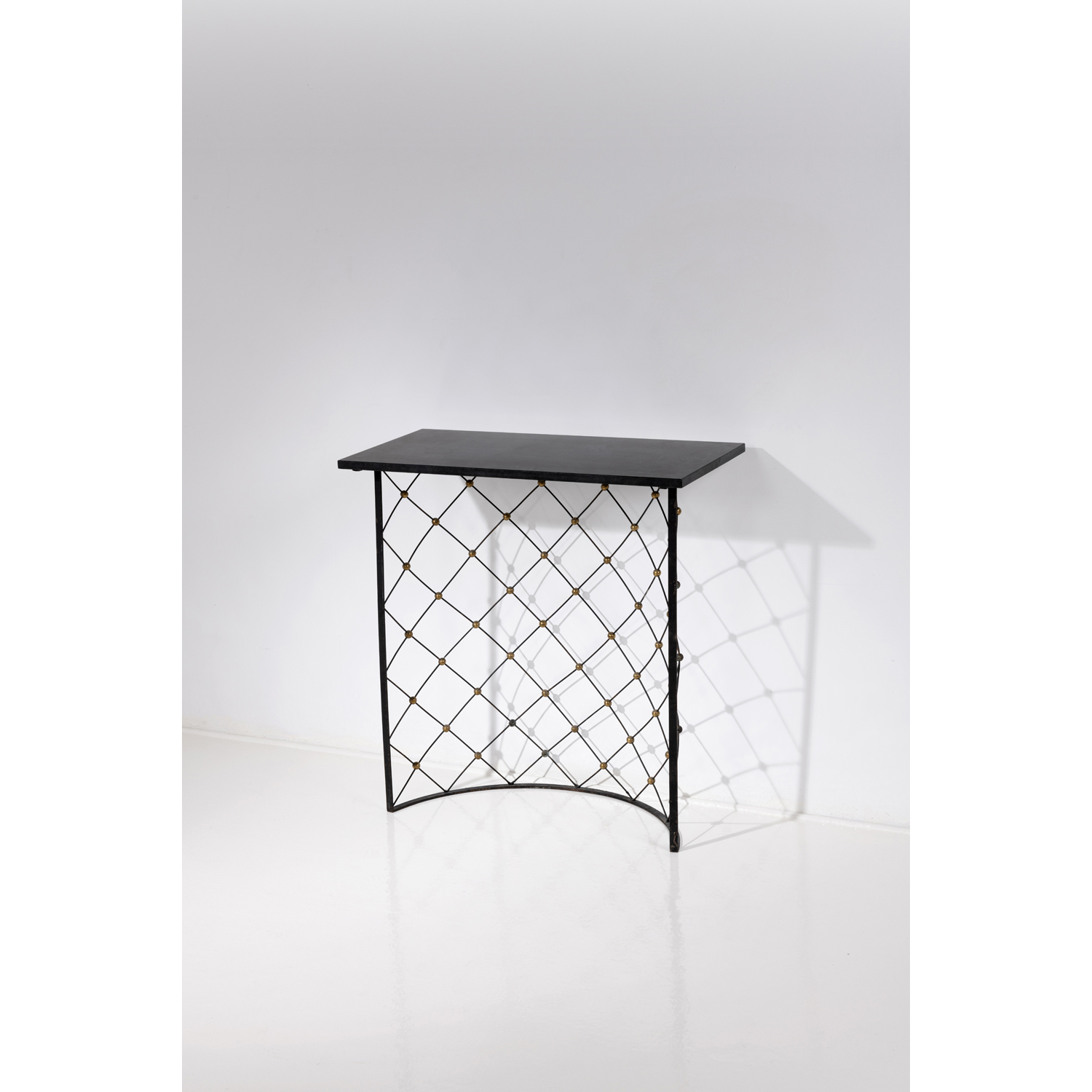 Jean Royère (1902-1981) Console 'Tour Eiffel' Fer laqué, laiton et marbre H 92 × L 88 × P 41,5 cm Provenance : - Famille Sahla, Beyrouth, Liban - Acquise auprès de cette dernière par Catherine et Stéphane de Beyrie - Collection particulière européenne