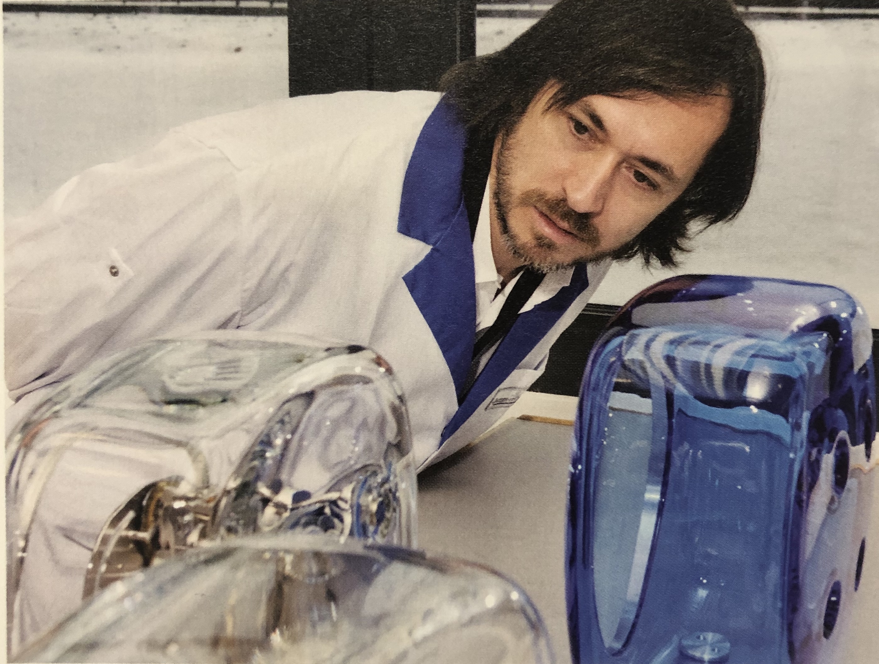 JAEGER-LECOULTRE ATMOS 561 Edition Marc Newson 80th Anniversary ref. 5165107, no. 445. Skeleton Baccarat crystal and steel table clock. Graduated lacquered glass, Arabic numerals, blued steel hands. Moon phase and month indication on rotating discs. Jaeger-Lecoultre perpetual movement calibre 561. Diameter: 28 x 27 cm Copy numbered on 445/888. Sold with its Camel leather protective case, user manual, warranty and box. Bibliography : Alison Castle, Marc Newson: Works, Taschen, 2012, pages 358 to 364. CONDITION REPORT : Very good overall condition Please note that the movement has not been checked for timekeeping accuracy and Piasa will not be held responsible for any repairs should they be required.